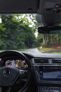 Automobilio salonas su kvapuku, kuris suteikia gaivumo ir komforto kelionėje.