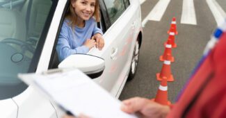 Mokinys mokosi vairuoti automobilį su instruktoriumi