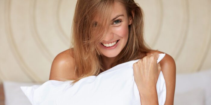 Šilkinė pagalvės užvalkalas ant tvarkingai sutvarkytos lovos